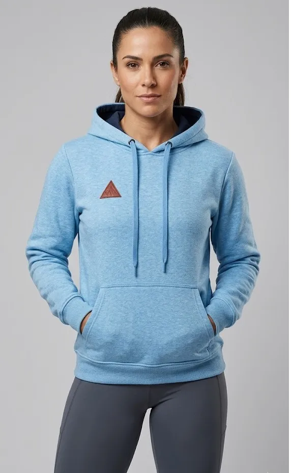 Sudadera cerrada básica para mujer, prenda esencial para armar outfits casuales.