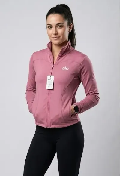 Sudadera deportiva de licra para mujer con bolsa frontal tipo canguro.